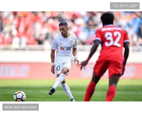 赛场温情一幕：竞争对手停车协助爆胎车手，共同完成最后赛段